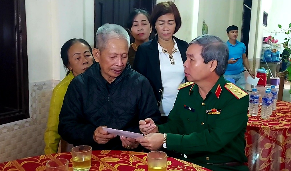 Thượng tướng Đỗ Căn thăm, động viên gia đình thân nhân các cán bộ, chiến sĩ hy sinh tại Đoàn KT-QP 337